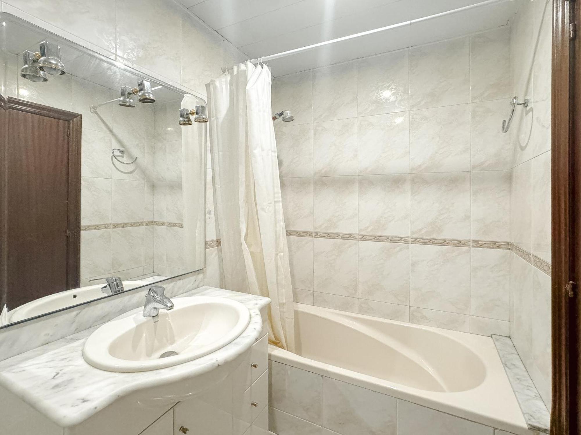 Charming Rooms In Shared Apartment Near Camp Nou Barcelona Exterior photo