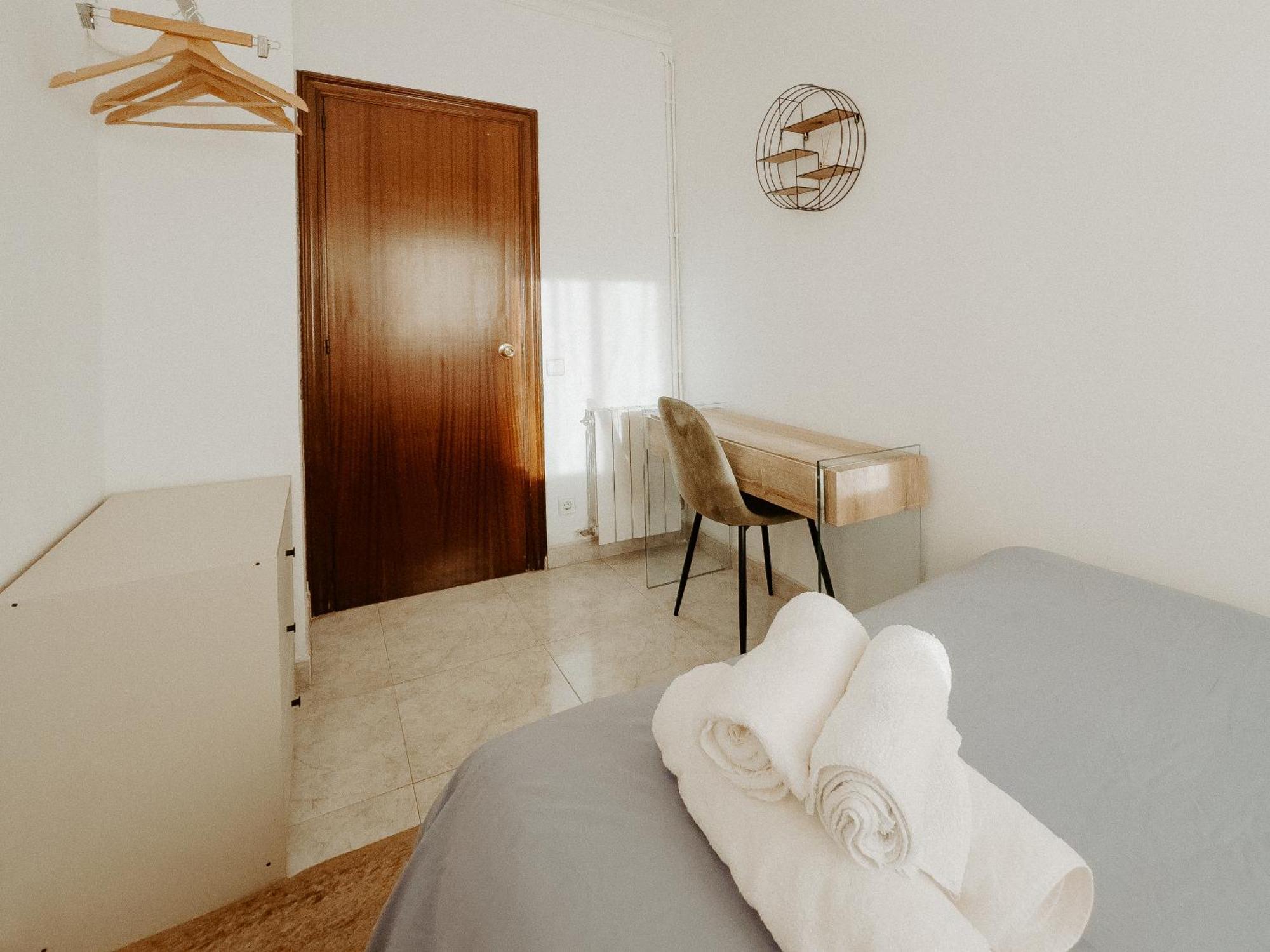 Charming Rooms In Shared Apartment Near Camp Nou Barcelona Room photo
