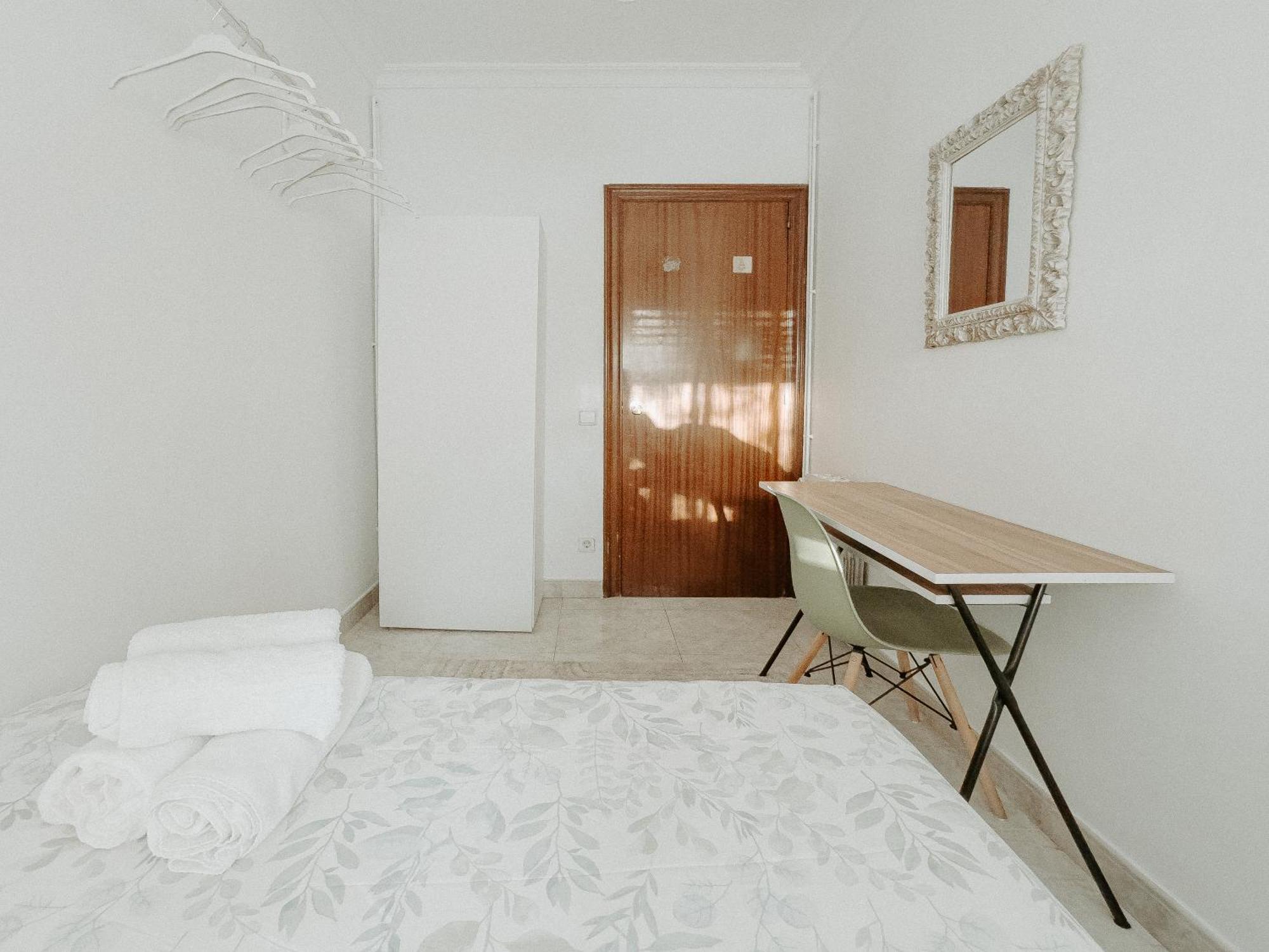 Charming Rooms In Shared Apartment Near Camp Nou Barcelona Room photo
